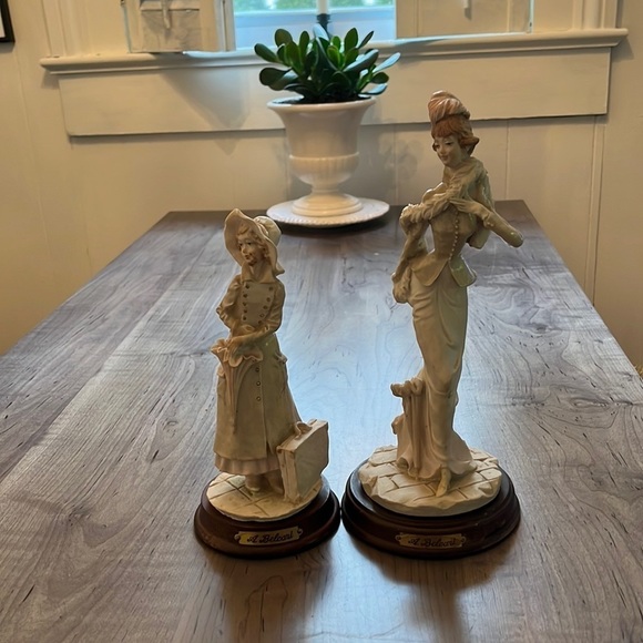 BELCARI ITALIAN FIGURINEs! Two ladies on wooden pedestals. Pucci 1984. EUC - Picture 1 of 9